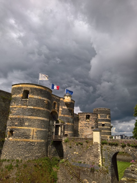 Le château d'Angers sous l'orage